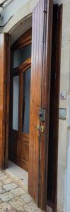 een open houten deur in een gebouw met bij Casa La Noria in Mola di Bari