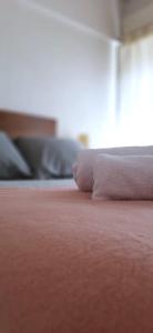 a white towel laying on top of a bed at Departamento en Mendoza in Mendoza