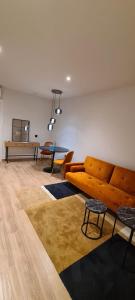 ein Wohnzimmer mit einem Sofa und einem Tisch in der Unterkunft HOTEL MANEL in Martorell