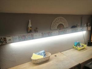 a shelf with two baskets on top of a wooden table at Atelieo beim Nussbaum in Ternitz +38 photos