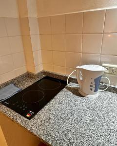 a kitchen counter with a blender on a counter top at Tiny Room Ingá in Colón