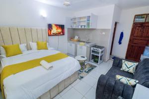 Postel nebo postele na pokoji v ubytování Mombasa Comfy Stay Studio Bamburi