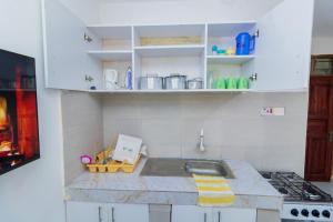 Kuchyň nebo kuchyňský kout v ubytování Mombasa Comfy Stay Studio Bamburi