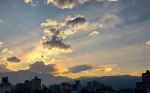 聖薩爾瓦多德胡胡伊的住宿－El Depa de la Abuela，城市上空的天空中一片云朵的日落