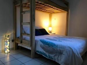 ein Schlafzimmer mit einem Etagenbett mit blauer Decke in der Unterkunft T3 résidence les ramiers (anse a l'âne) in Les Trois-Îlets