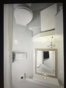 uma casa de banho com um espelho e um lavatório em Première Classe Rennes sud Est em Chantepie