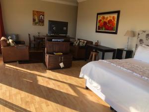 Μια τηλεόραση ή/και κέντρο ψυχαγωγίας στο Marine 5 Boutique Hotel