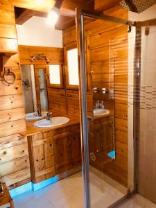 y baño con 2 lavabos y ducha. en Chalet au calme en Haute Savoie., en Châtillon-sur-Cluses