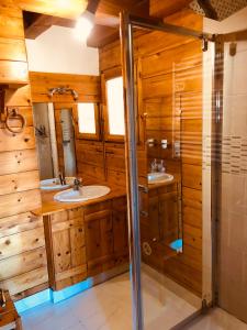 La salle de bains est pourvue de 2 lavabos et d'une douche. dans l'établissement Chalet au calme en Haute Savoie., à Châtillon-sur-Cluses