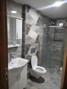 a bathroom with a toilet and a sink and a shower at Yola hime in Istanbul