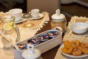 a table with a tray of food on a table at Domuseo in Quartucciu