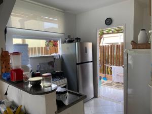cocina con nevera y encimera en Casa 08 Quadra 06 Cond. Viva Vida, en Aracaju
