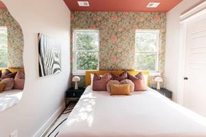 - une chambre avec un grand lit blanc et 2 fenêtres dans l'établissement Designer Single Family House-Rooftop- Hot Tub, à Nashville