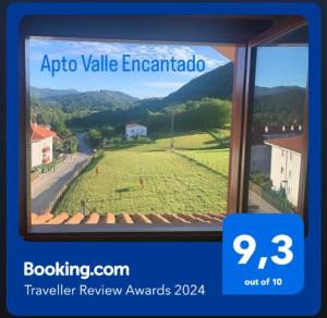 GibajaにあるApto Valle Encantado, vistas preciosas en urbanización con piscinaの草原の景色を望む窓