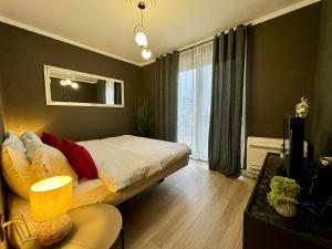 um quarto com uma cama e uma televisão em Misk Hotel & Resort em Tirana