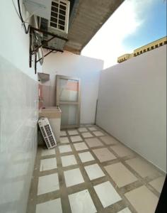 a room with a tiled floor and a white wall at HOTEL MI RANCHITO in Sincelejo