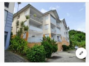 Budova, kde se apartmán nachází + 2 fotografie