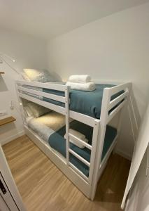 Etagenbett in einem kleinen Zimmer mit Etagenbett in der Unterkunft LAR DE SEFA in Redondela