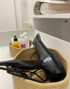a black hair dryer in a basket on a counter at LAR DE SEFA in Redondela