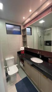 馬塞約的住宿－Apartamento Encantos do Mar，一间带卫生间、水槽和镜子的浴室