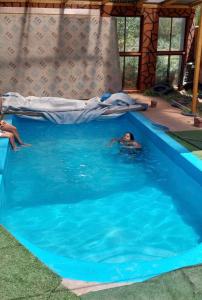 Swimming pool sa o malapit sa Cabañas EL LUSA
