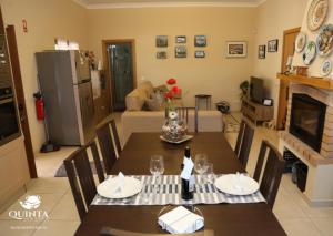 uma sala de jantar com uma mesa com cadeiras e uma cozinha em Quinta dos Sapos em Silves