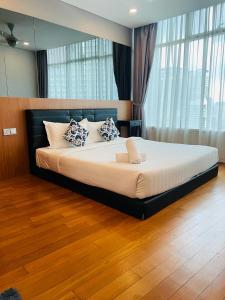 um quarto com uma cama grande com almofadas em Vortex Suites KLCC, by THE BOB em Kuala Lumpur