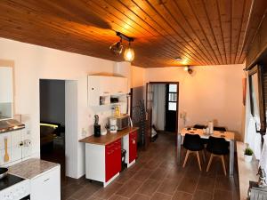 een keuken met witte kasten en een tafel met stoelen bij Herrenalber in Bad Herrenalb