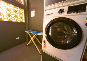 uma máquina de lavar roupa num quarto com uma janela em Suíte Luxo Contêiner em Boa Vista