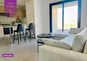 - un salon avec un canapé et une table dans l'établissement JourneyJoy II Luxury Apartment with Pool & Gym, à Sidi Daoud
