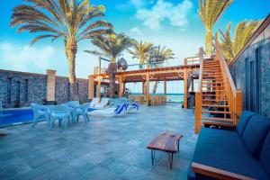 een patio met palmbomen en een trap bij NEOM DAHAB - - - - - - - - - - - Your new hotel in Dahab with private beach in Dahab