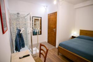 a bedroom with a bed and a table and a mirror at RossoToscano in Piantravigne