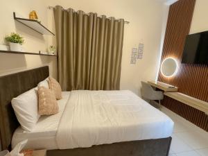 1 dormitorio con 1 cama y TV en RksHome Studio Apartment Baniyas Metro Exit 2, en Dubái