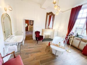een badkamer met een bad, een wastafel en een open haard bij Chateau Bourgeoisie *** in Laimont +37 foto's