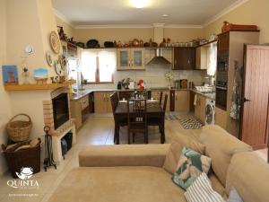 Una cocina y una sala de estar con un sofá y una mesa. en Quinta dos Sapos, en Silves