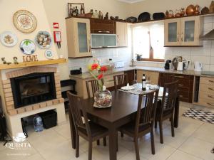 cocina con mesa de comedor y chimenea en Quinta dos Sapos, en Silves