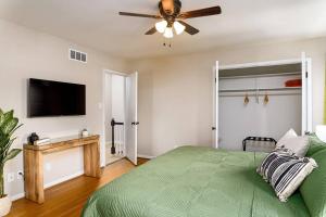 Et tv og/eller underholdning på Aqua Oasis - Central & Stylish - 3 BR / 3 BA