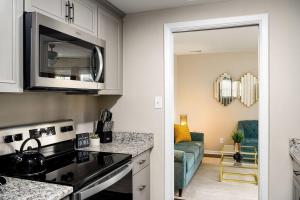 Køkken eller tekøkken på Aqua Oasis - Central & Stylish - 3 BR / 3 BA