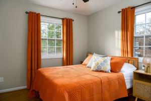 En eller flere senge i et værelse på Aqua Oasis - Central & Stylish - 3 BR / 3 BA