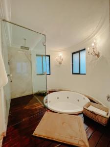 a large bathroom with a tub and a mirror at Hacienda Los Arcangeles in San Miguel de Allende