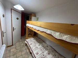 Appartement Châtel, 2 pièces, 4 personnes - FR-1-198-88にある二段ベッド