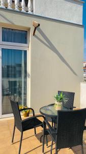 um pátio com uma mesa e cadeiras numa varanda em City view apartments 1 em Serres