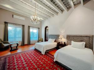 Postel nebo postele na pokoji v ubytování Hacienda Los Arcangeles + 37 fotografií
