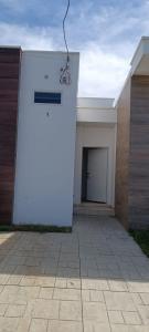 een groot wit gebouw met een deur met een garage bij ParadaHome in San Ramón