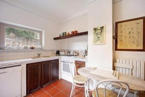 Кухня или мини-кухня в La Vignetta Villa con giardino
