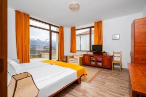 1 dormitorio con cama y ventana grande en Къщата на Mечтите / House of the Dreams en Apriltsi
