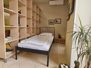 een slaapkamer met een bed met houten planken bij Tirana Center Apartment 12 in Tirana