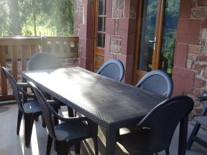 a black table and chairs on a patio at Gîte de Ségonzac in Villecomtal