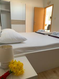 Un pat sau paturi într-o cameră la Apartments Orchidea