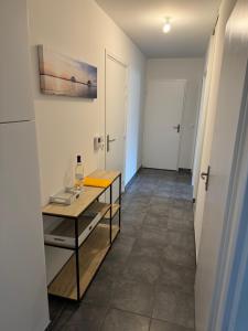 - un couloir avec une table dans une chambre dans l'établissement Appartement T3 proche centre ville, à La Teste-de-Buch